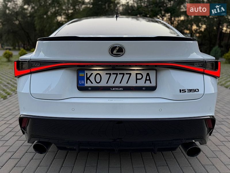 Седан Lexus IS 2023 в Сваляве
