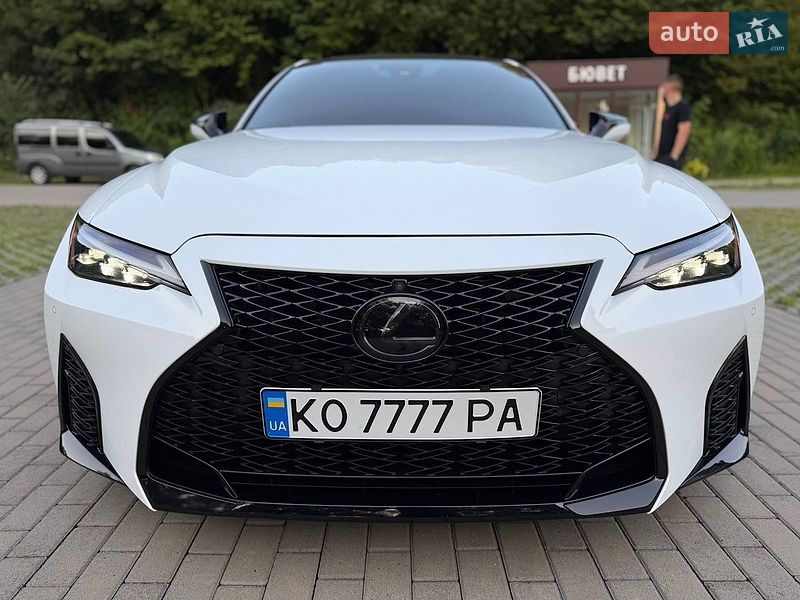 Седан Lexus IS 2023 в Сваляве