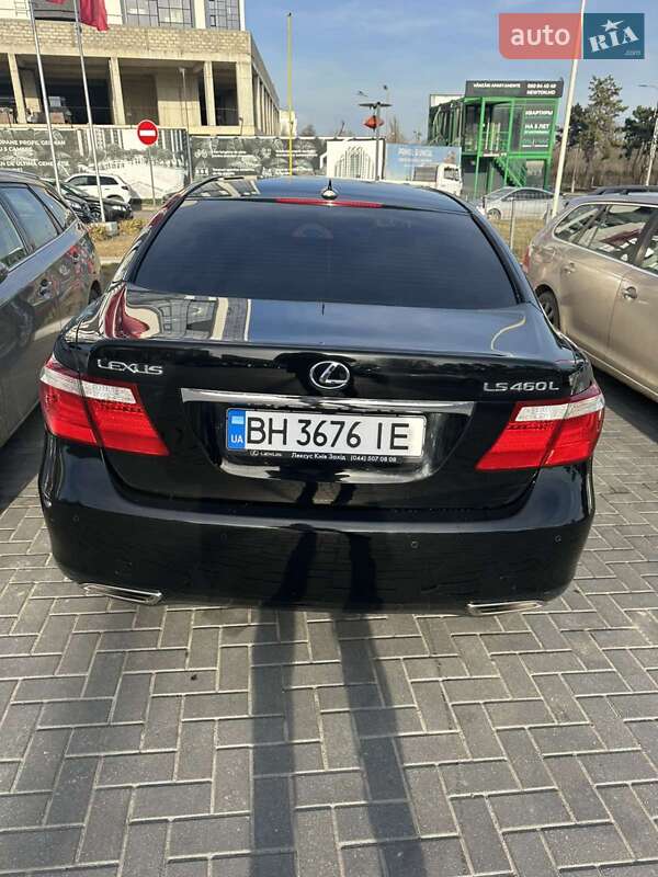 Седан Lexus LS