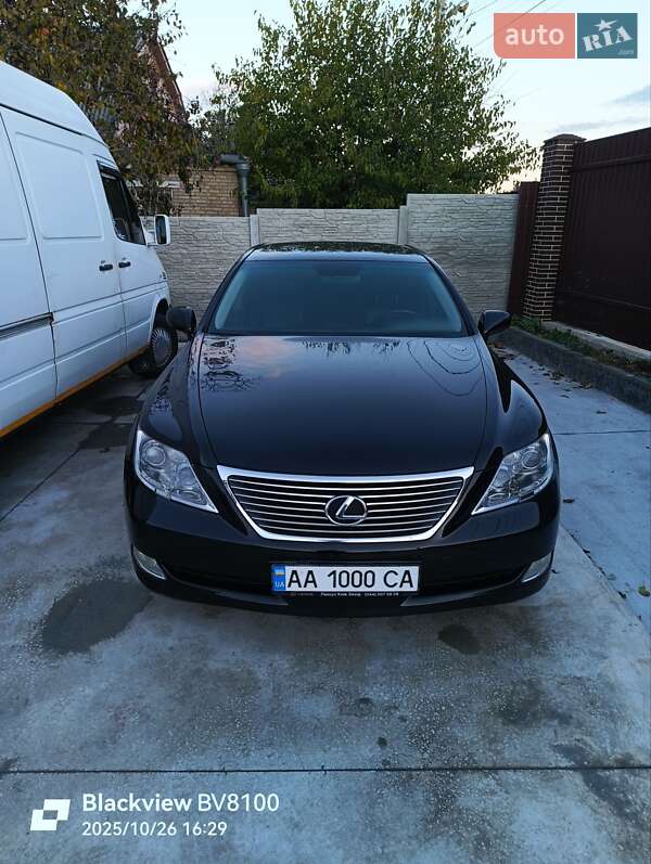 Седан Lexus LS