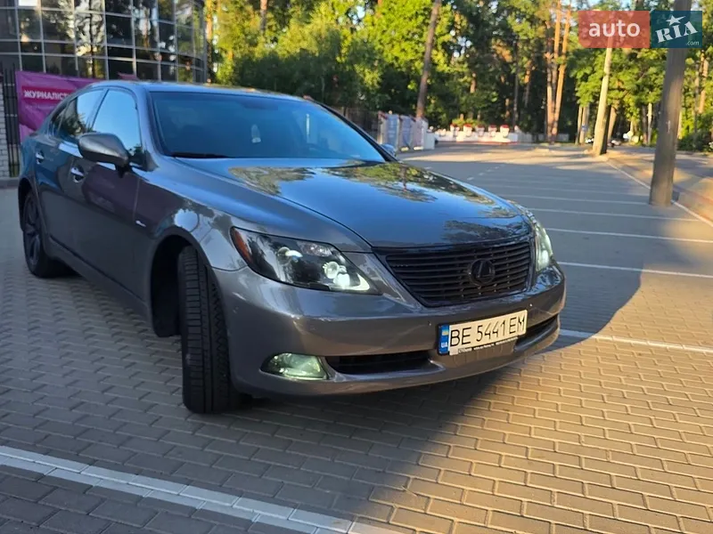 Lexus LS
