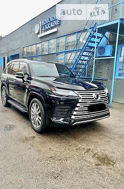 Lexus LX  2022