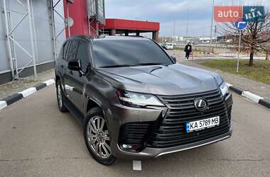 Lexus LX  2022