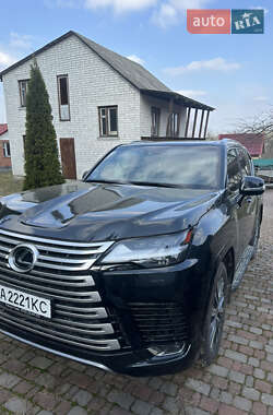 Lexus LX  2022