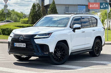 Lexus LX  2022
