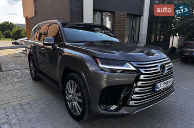 Lexus LX  2022