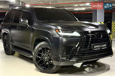 Lexus LX  2022