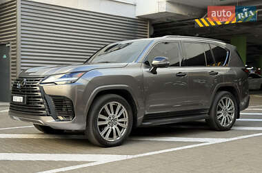 Lexus LX  2022