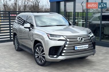 Lexus LX  2022