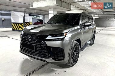 Lexus LX  2022
