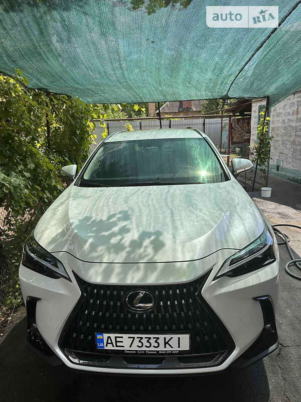 Позашляховик / Кросовер Lexus NX