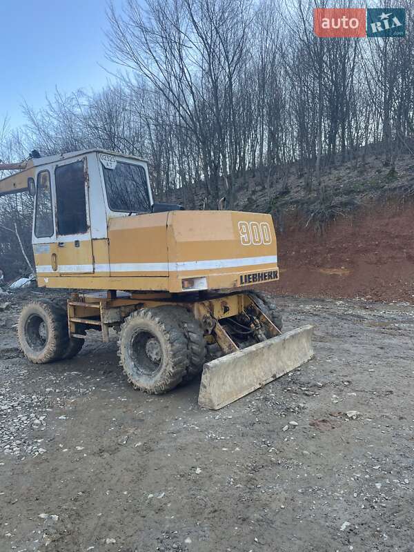 Liebherr A 900