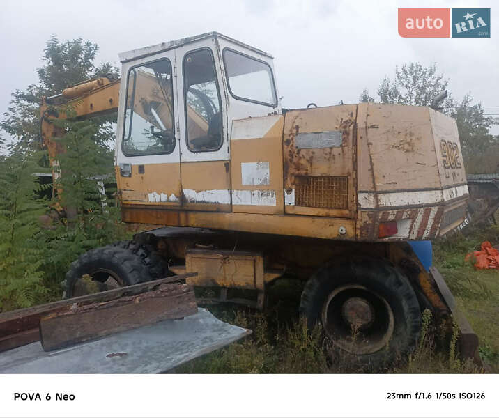 Liebherr A902