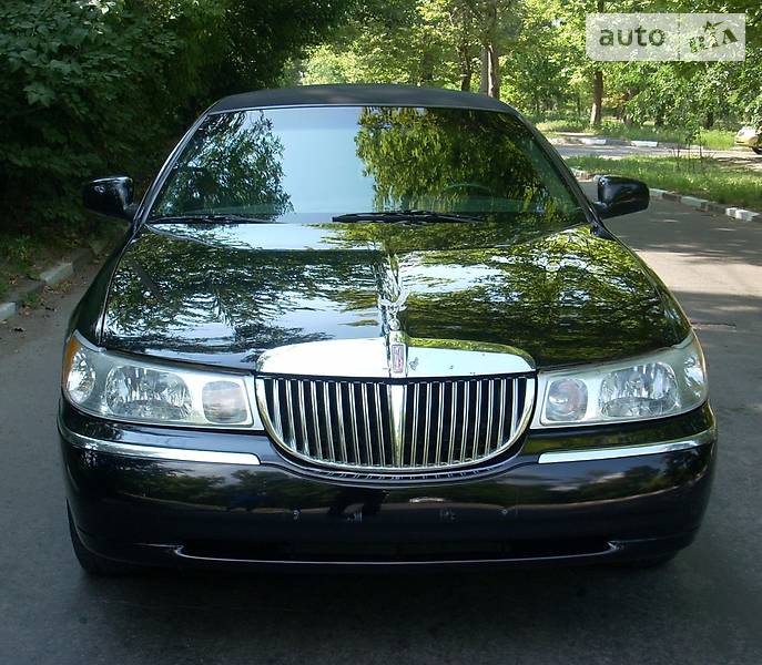Lincoln Town Car 2000 года
