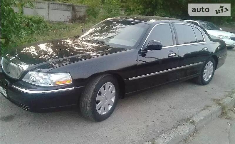 Седан Lincoln Town Car