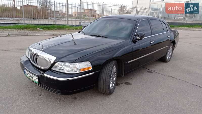 Седан Lincoln Town Car