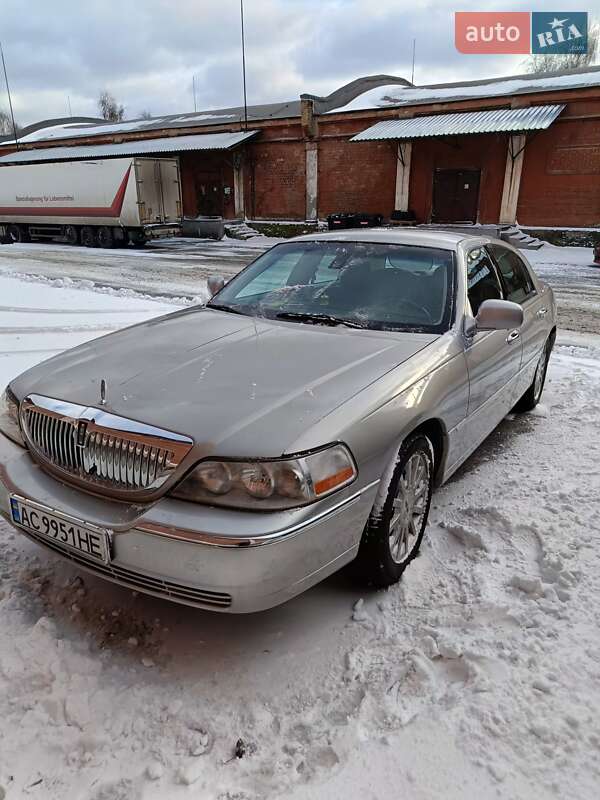Седан Lincoln Town Car