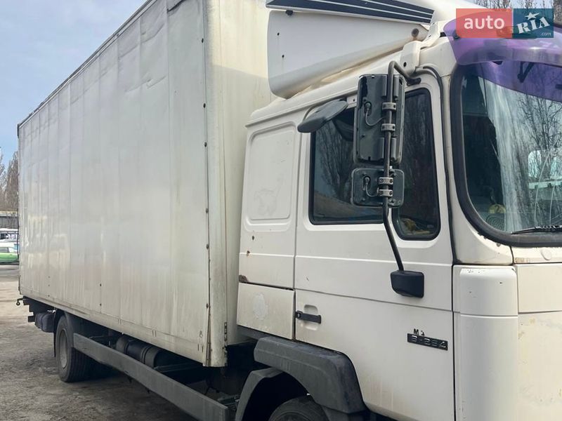 Вантажний фургон MAN 14.222