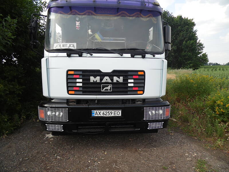 Вантажівки MAN 18.220
