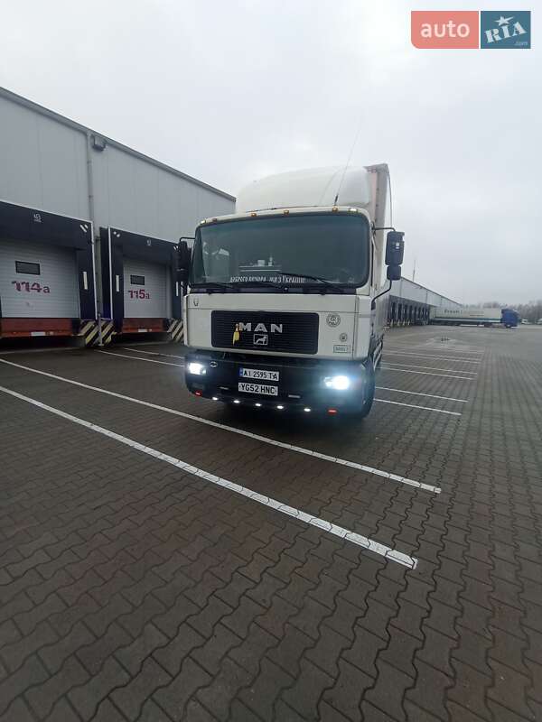 Вантажний фургон MAN 18.225