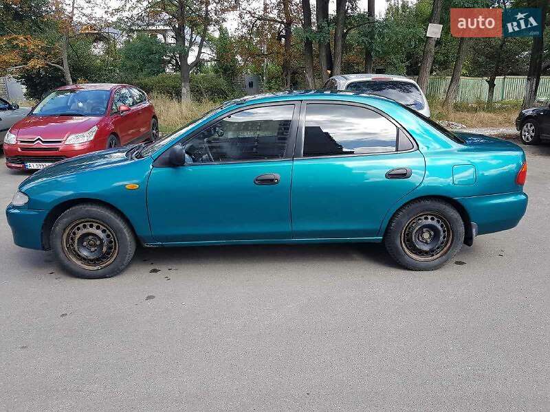 Седан Mazda 323 1996 в Ирпене