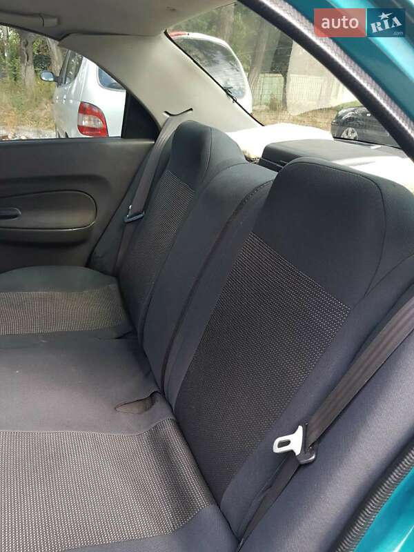 Седан Mazda 323 1996 в Ирпене