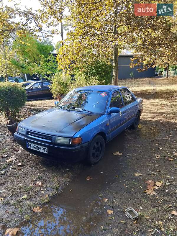 Седан Mazda 323