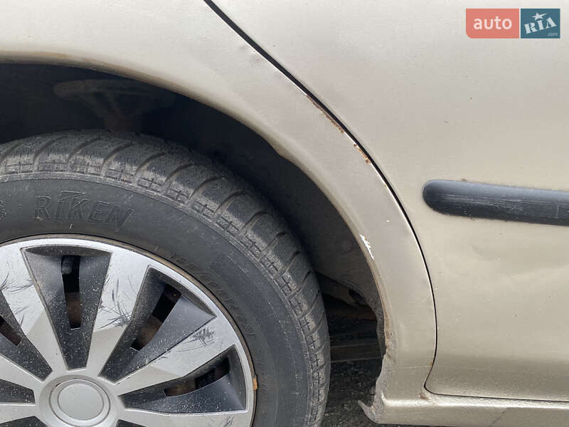 Седан Mazda 323 1996 в Кременчуці