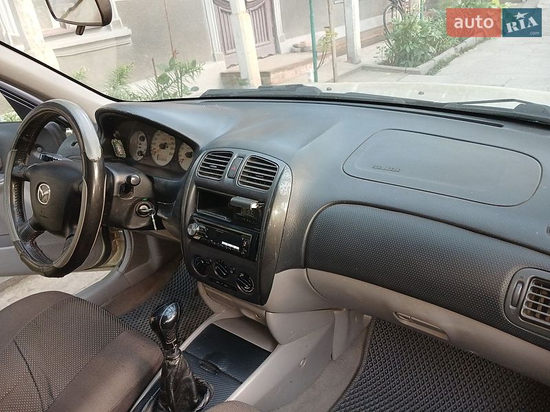 Седан Mazda 323 2003 в Измаиле