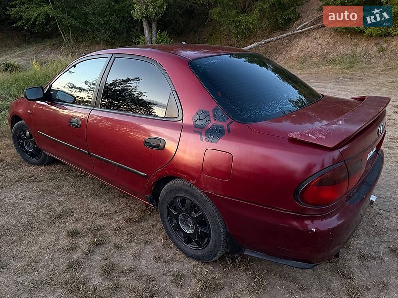 Седан Mazda 323 1996 в Кропивницькому