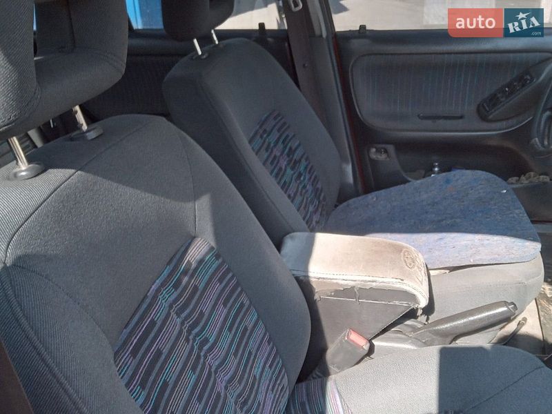 Седан Mazda 323 1994 в Харкові