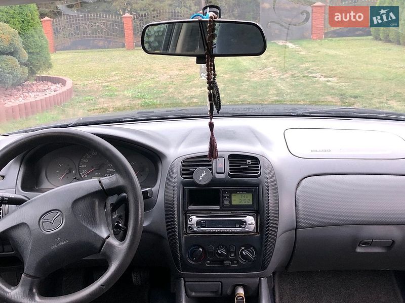 Седан Mazda 323 1998 в Яворове
