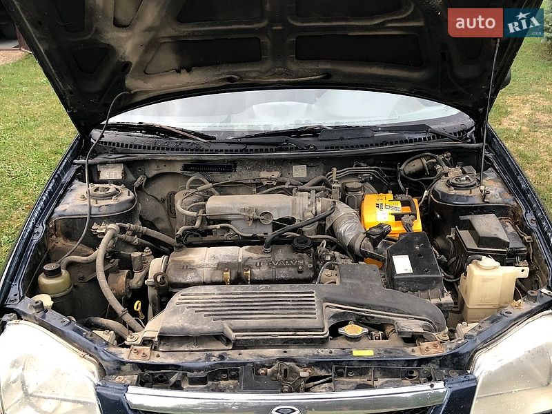 Седан Mazda 323 1998 в Яворове