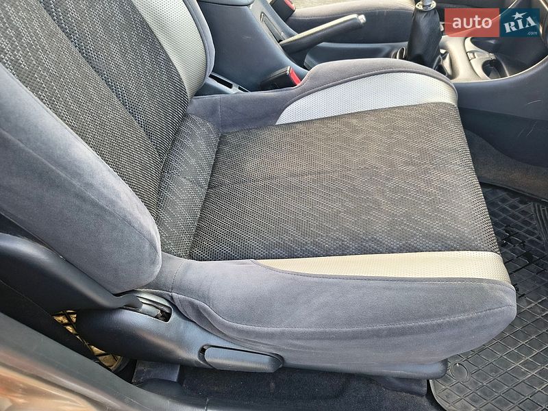 Хэтчбек Mazda 323 2000 в Прилуках