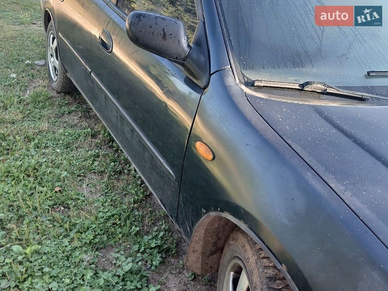 Седан Mazda 323 1995 в Хмельницком