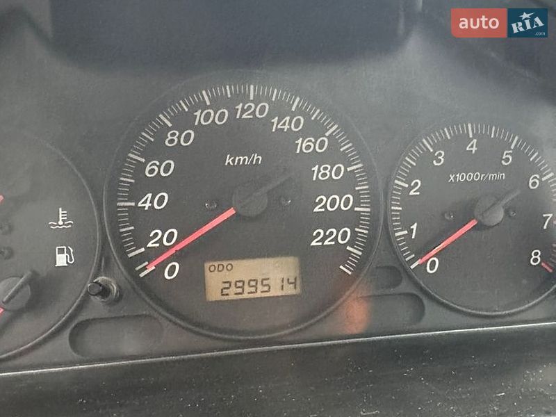 Хэтчбек Mazda 323 2002 в Шептицькому