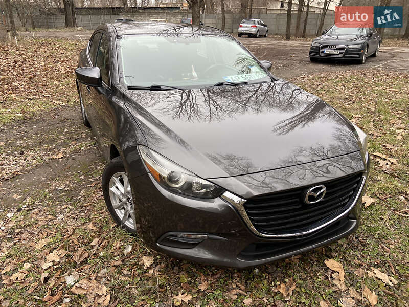 Седан Mazda 3