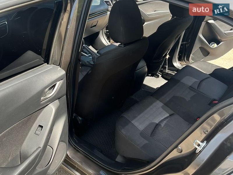 Седан Mazda 3 2016 в Ивано-Франковске