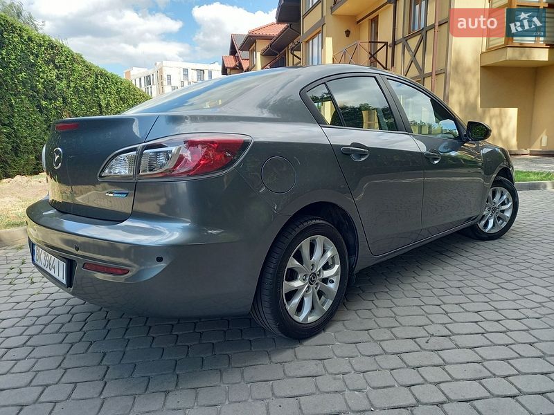 Седан Mazda 3 2012 в Луцьку