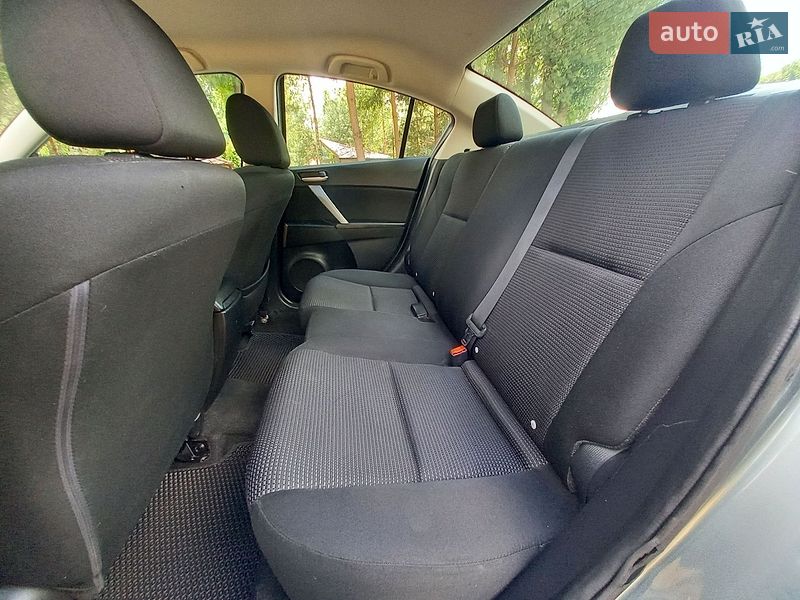Седан Mazda 3 2012 в Луцьку