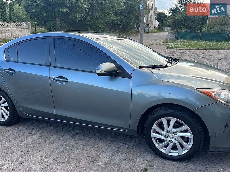 Седан Mazda 3 2012 в Рава-Русской