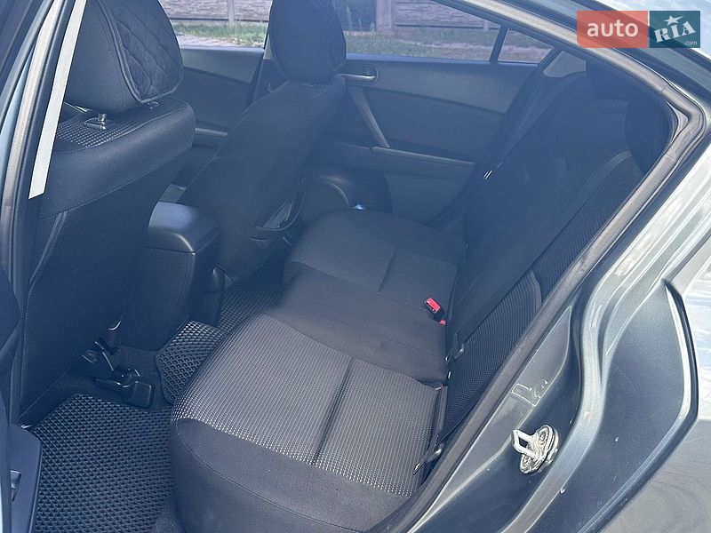 Седан Mazda 3 2012 в Рава-Русской