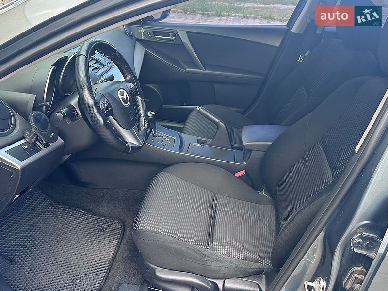 Седан Mazda 3 2012 в Рава-Русской