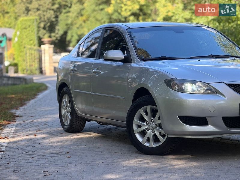 Седан Mazda 3 2005 в Жовкве