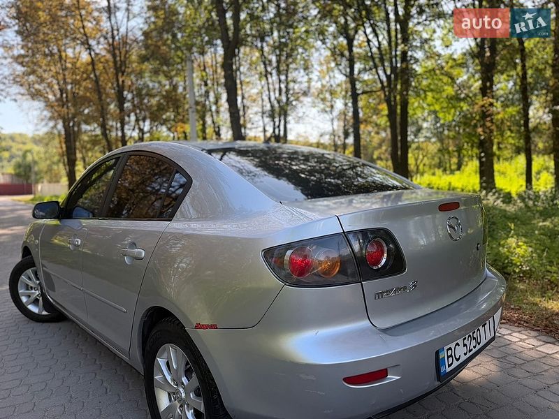 Седан Mazda 3 2005 в Жовкве