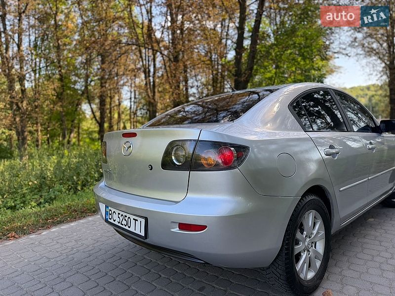 Седан Mazda 3 2005 в Жовкве