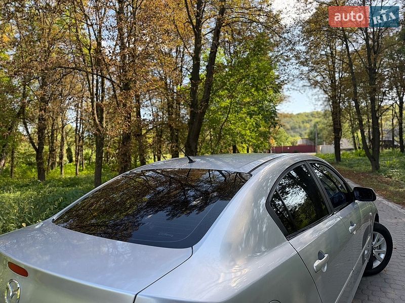 Седан Mazda 3 2005 в Жовкве