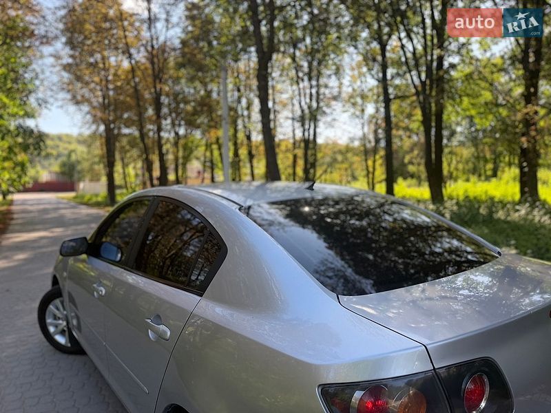 Седан Mazda 3 2005 в Жовкве