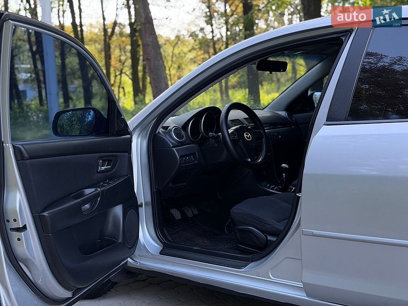 Седан Mazda 3 2005 в Жовкве