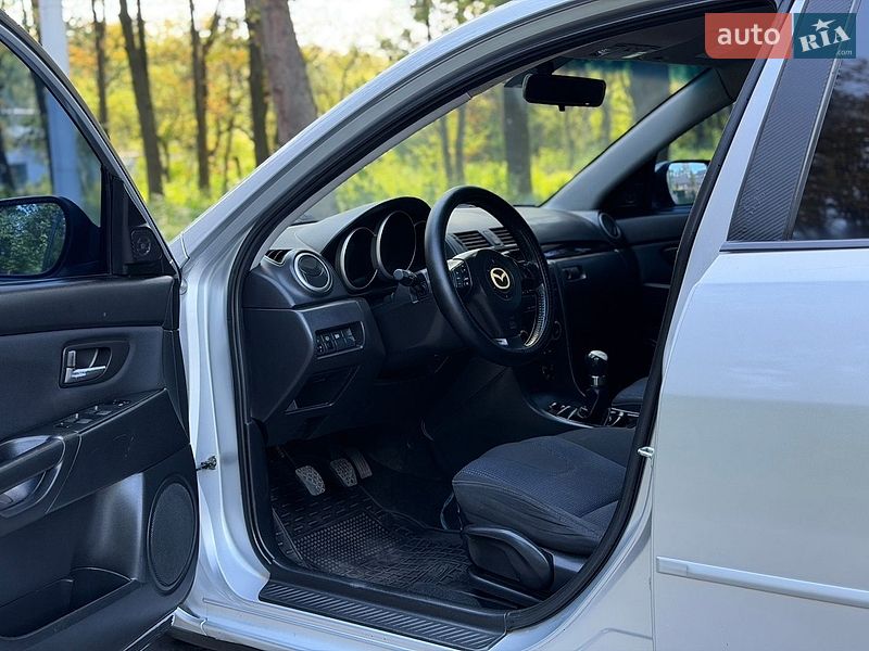 Седан Mazda 3 2005 в Жовкве